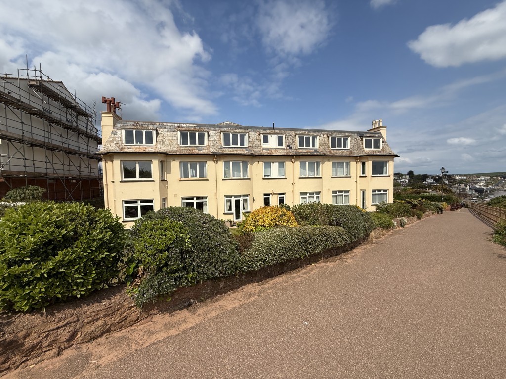 Lot: 124 - TOP FLOOR APARTMENT WITH STUNNING SEA VIEWS - General view of the property